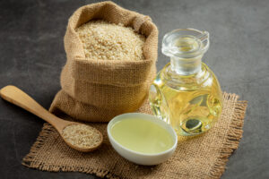 a sack and spoonful of Psyllium Husk and oil in a glass container and bowl