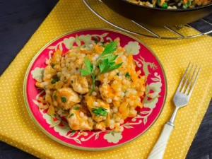 Colorful keto-friendly dish with chicken, vegetables, and shirataki rice